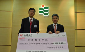 Mr. ZHU Qi (left), Chief Executive Officer of CMB Wing Lung Bank, presented the cheque to Professor Stephen Cheung Yan-leung, President of HKIEd.