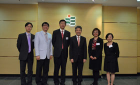 Mr. ZHU Qi (3rd from left), Chief Executive Officer of CMB Wing Lung Bank and management members of the Bank posed for a photo with Professor Stephen Cheung Yan-leung (3rd from right), President of HKIEd.