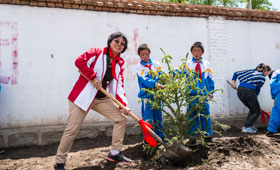 CMB Wing Lung volunteer team, teachers and students planted 8 pine trees at school to celebrate the Bank’s 80th Anniversary.