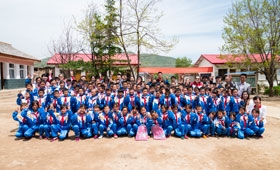CMB Wing Lung volunteer team took a group photo with the students and teachers of the school.